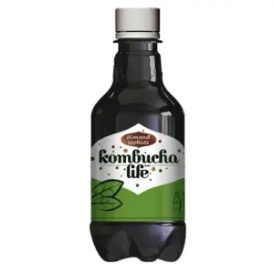 Комбуча Бадемови бисквити, Kombucha Life, 500 мл Комбуча е изцяло натурална напитка за здраве, с изключително високо съдържание на пробиотици, витамини от група В и С и основни киселини. „Пробиотик” буквално означава “за живота”. За разлика от антибиотиците, които убиват всички бактерии в тялото ви, включително и полезните, пробиотиците обновяват „Природната екология на чревната флора”. Пробиотиците спомагат за засилване на имунитета, подобряват настроението, борят се с алергиите, детоксикират организма и преборват болестта. 
